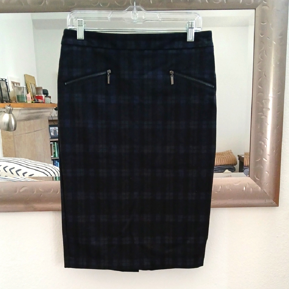 Chic Black Plaid Skirt with Zipper Accents